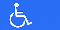 Niebieskie miejsca postojowe dla osób z niepełnosprawnościami